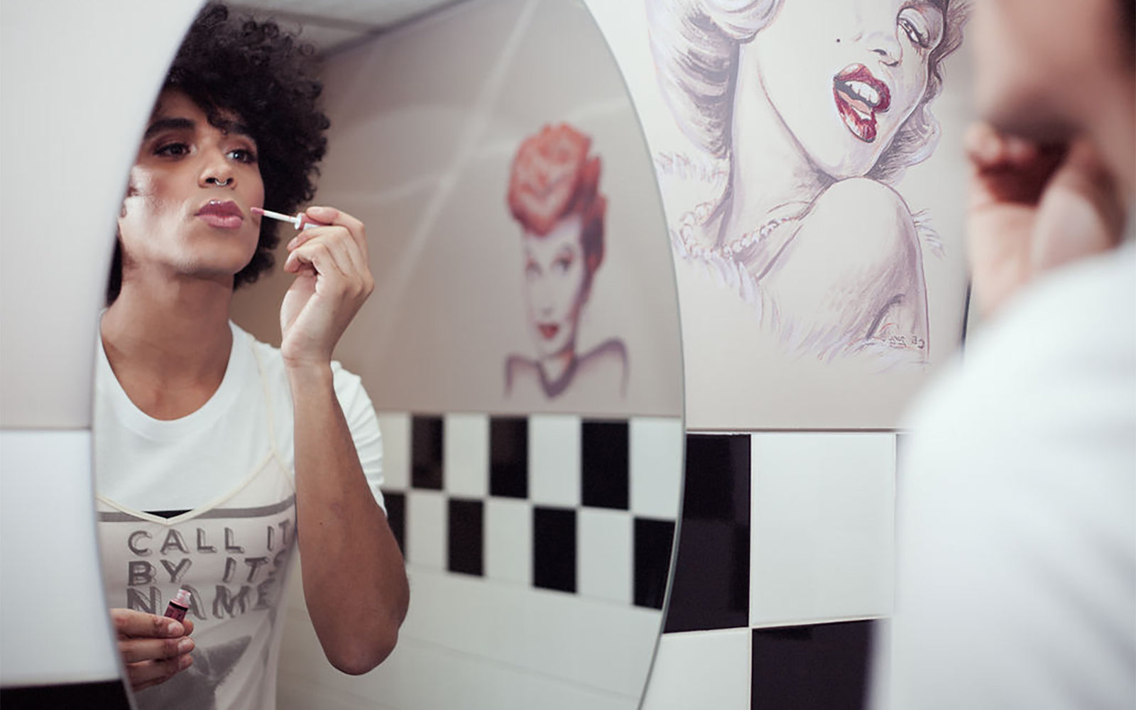 bathroom, selfie, lip gloss, trans woman, dating, RRDI, blog, graphic tee